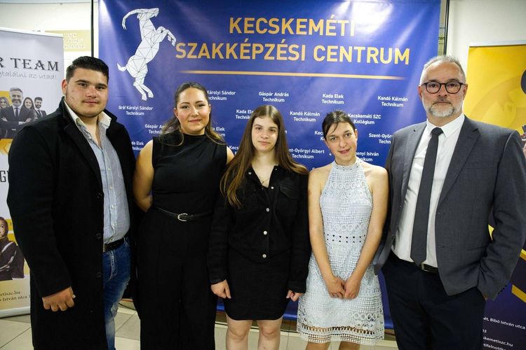 Országos szakmai versenyen kiemelkedő eredményt elérő tanulóinkat köszöntötték